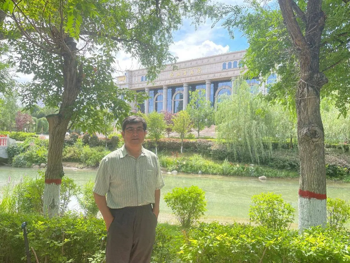 三尺讲台连山海 万里援疆写赤诚——记文理学院曹航教授的边疆教育人生__三尺讲台连山海 万里援疆写赤诚——记文理学院曹航教授的边疆教育人生