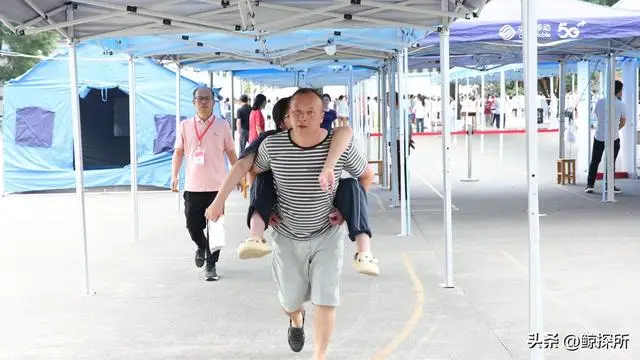 好消息，被父亲背进考场的女孩成绩出来了！坏消息：需要妈妈陪读_好消息，被父亲背进考场的女孩成绩出来了！坏消息：需要妈妈陪读_