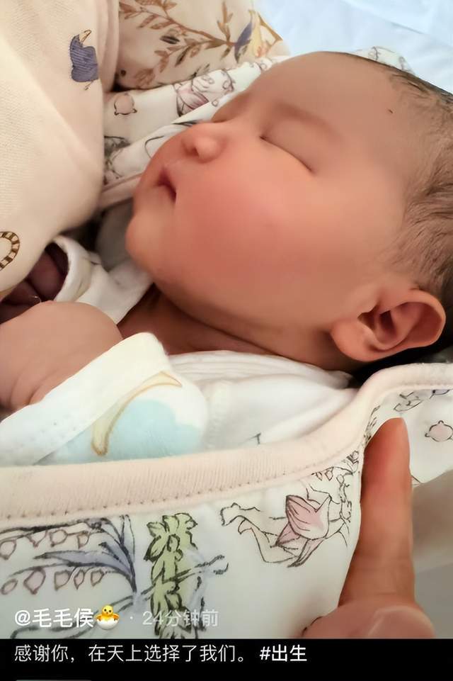 毛毅侯梦莎官宣产女，一家三口幸福同框，宝宝露出笑容有酒窝好萌