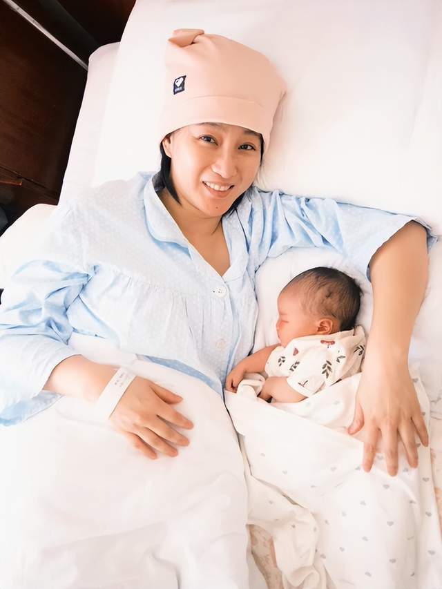 _毛毅侯梦莎官宣产女，一家三口幸福同框，宝宝露出笑容有酒窝好萌_毛毅侯梦莎官宣产女，一家三口幸福同框，宝宝露出笑容有酒窝好萌