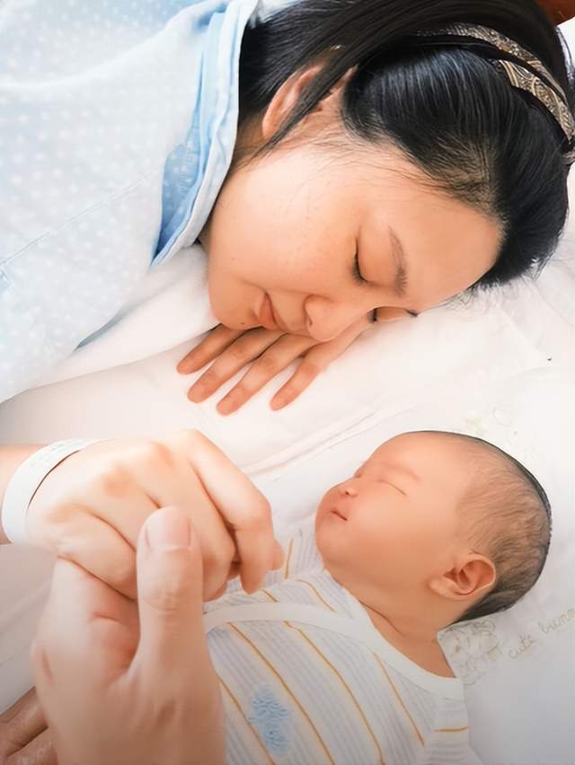 毛毅侯梦莎官宣产女，一家三口幸福同框，宝宝露出笑容有酒窝好萌__毛毅侯梦莎官宣产女，一家三口幸福同框，宝宝露出笑容有酒窝好萌