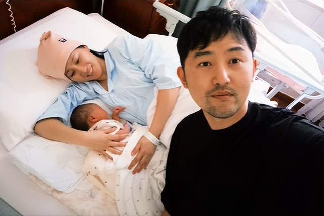 _毛毅侯梦莎官宣产女，一家三口幸福同框，宝宝露出笑容有酒窝好萌_毛毅侯梦莎官宣产女，一家三口幸福同框，宝宝露出笑容有酒窝好萌