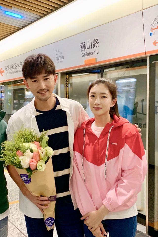 毛毅侯梦莎官宣产女，一家三口幸福同框，宝宝露出笑容有酒窝好萌_毛毅侯梦莎官宣产女，一家三口幸福同框，宝宝露出笑容有酒窝好萌_