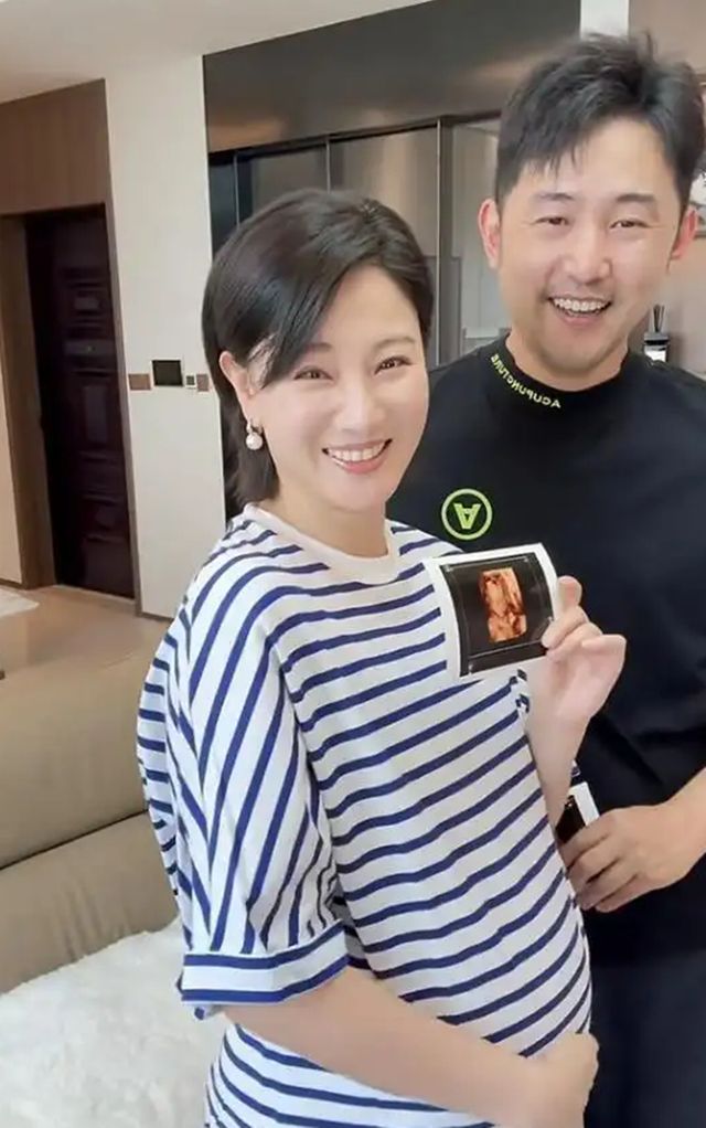 毛毅侯梦莎官宣产女，一家三口幸福同框，宝宝露出笑容有酒窝好萌__毛毅侯梦莎官宣产女，一家三口幸福同框，宝宝露出笑容有酒窝好萌