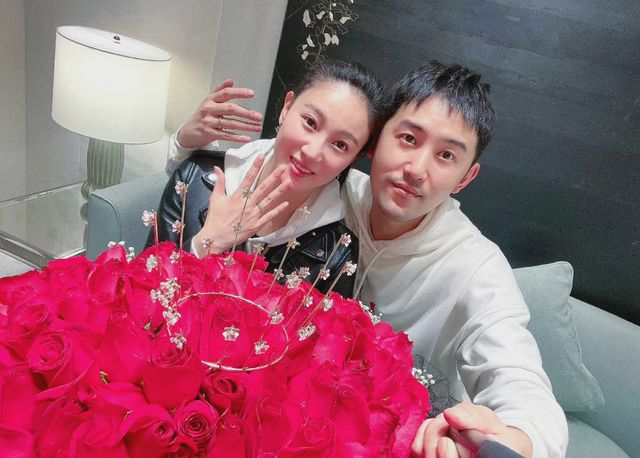 毛毅侯梦莎官宣产女，一家三口幸福同框，宝宝露出笑容有酒窝好萌_毛毅侯梦莎官宣产女，一家三口幸福同框，宝宝露出笑容有酒窝好萌_