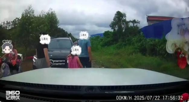 _“亮证逼迫让路”奔驰女被曝亮的是假证，律师：伪造国家机关证件，情节严重可能触犯刑法_“亮证逼迫让路”奔驰女被曝亮的是假证，律师：伪造国家机关证件，情节严重可能触犯刑法