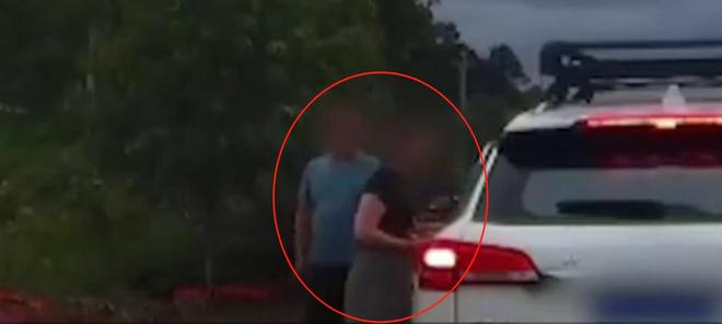 _“亮证逼迫让路”奔驰女被曝亮的是假证，律师：伪造国家机关证件，情节严重可能触犯刑法_“亮证逼迫让路”奔驰女被曝亮的是假证，律师：伪造国家机关证件，情节严重可能触犯刑法