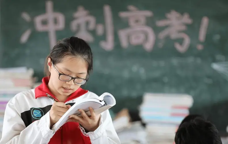 _一半初中生上不了高中？家长普遍陷入焦虑，普职分流该不该取消？_一半初中生上不了高中？家长普遍陷入焦虑，普职分流该不该取消？