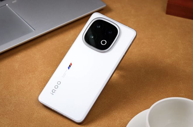iQOO 15系列：共计三杯！iQOO 15 Ultra：明年见！__iQOO 15系列：共计三杯！iQOO 15 Ultra：明年见！