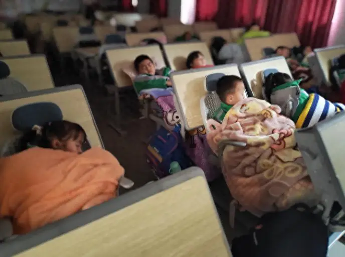 _能躺的桌椅_可躺下的椅子