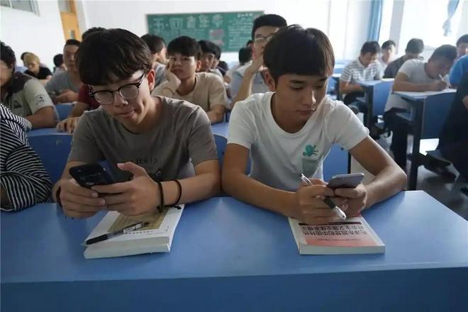200块1小时，讲台上是研究生：制度不改，再贵学费也买不到真本事_200块1小时，讲台上是研究生：制度不改，再贵学费也买不到真本事_