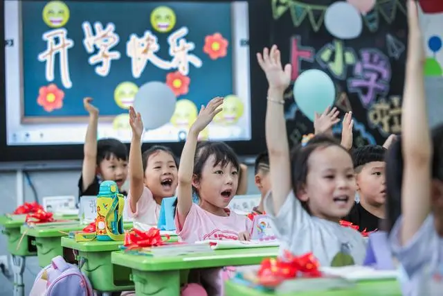 图集｜河南开学首日：新生启航展新篇