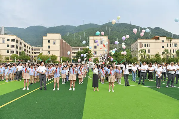武隆区凤溪小学举行开学典礼暨校歌《乘风》首发仪式