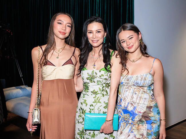 _56岁邓文迪到日本玩，比大女儿纤细，默多克的千金或能继承220亿_56岁邓文迪到日本玩，比大女儿纤细，默多克的千金或能继承220亿