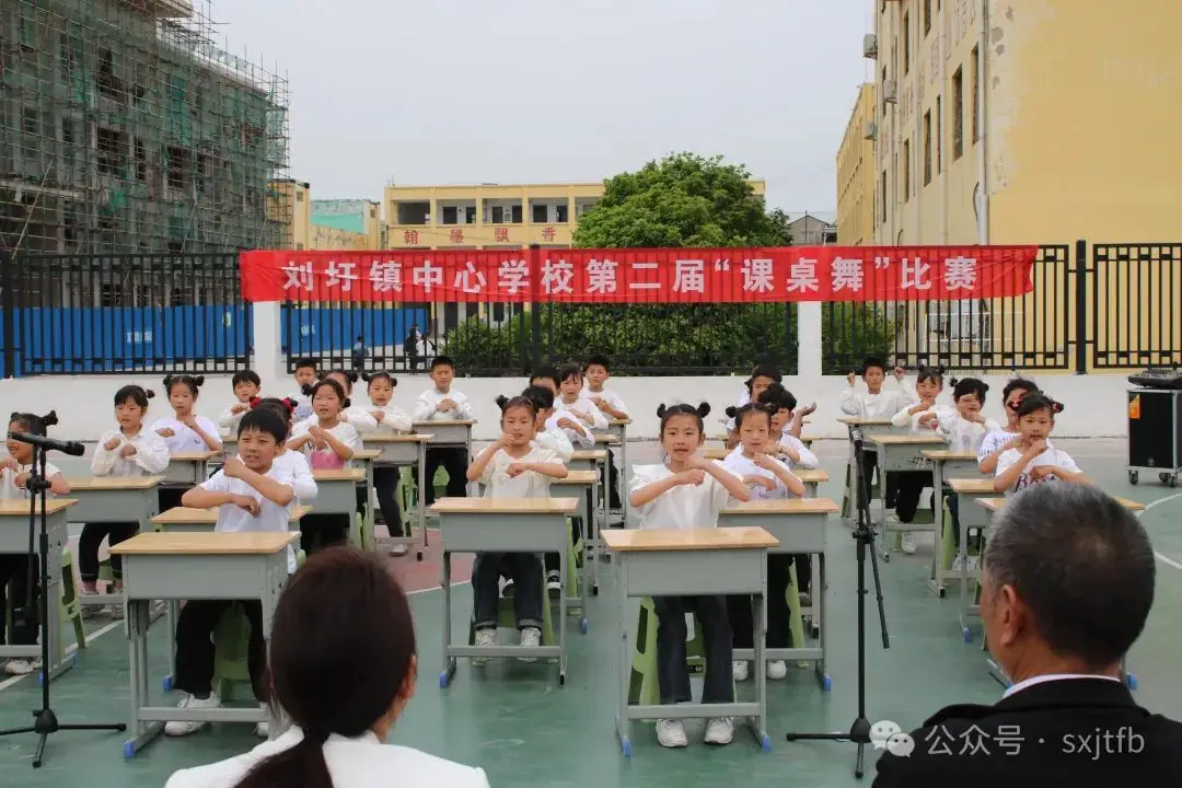 _多彩校园快乐童年绘画_多彩校园句子摘抄