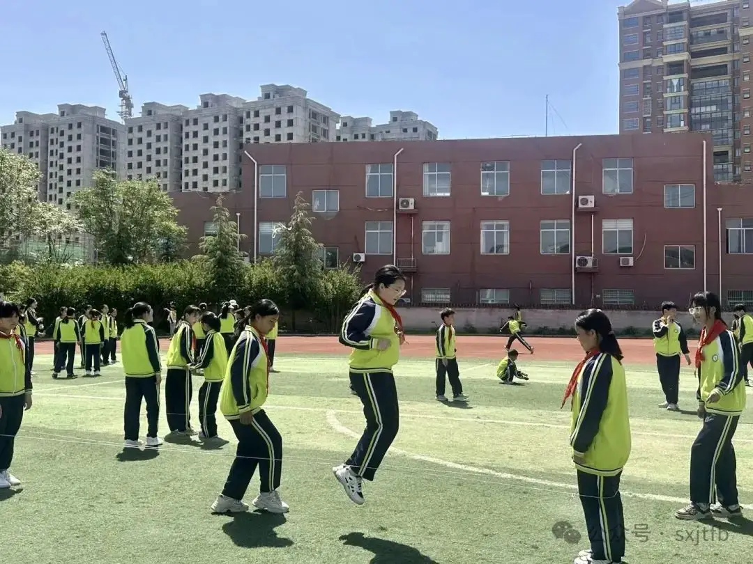 多彩校园快乐童年绘画__多彩校园句子摘抄