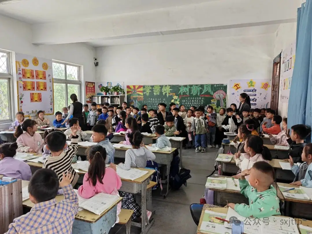 多彩校园句子摘抄_多彩校园快乐童年绘画_