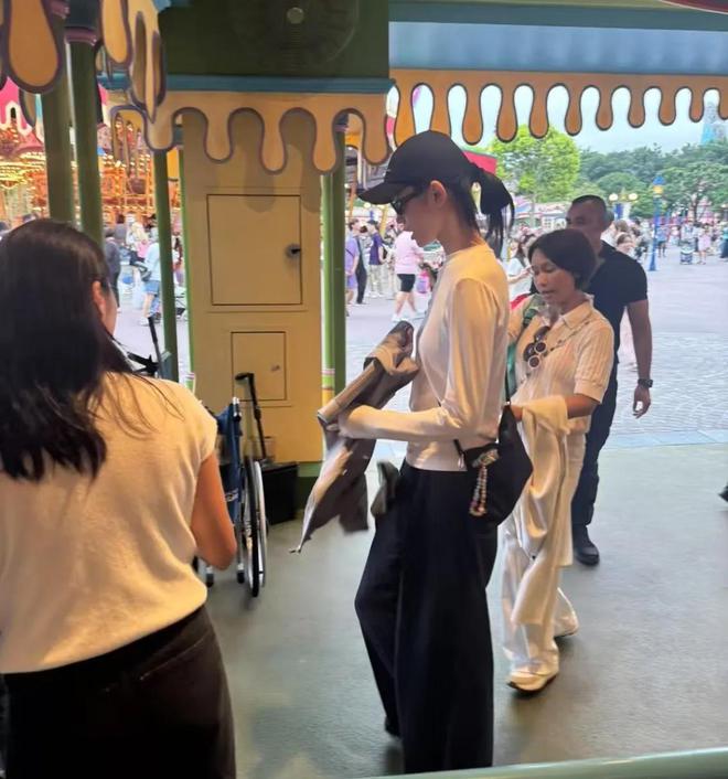 迪士尼保姆_迪士尼保安姐姐_