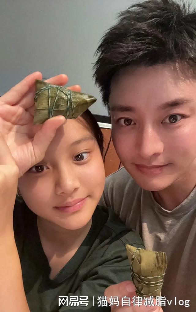 明星团建过六一！贾乃亮和李小璐为甜馨合体，章子怡和佟丽娅也在__明星团建过六一！贾乃亮和李小璐为甜馨合体，章子怡和佟丽娅也在