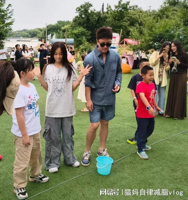 明星团建过六一！贾乃亮和李小璐为甜馨合体，章子怡和佟丽娅也在_明星团建过六一！贾乃亮和李小璐为甜馨合体，章子怡和佟丽娅也在_
