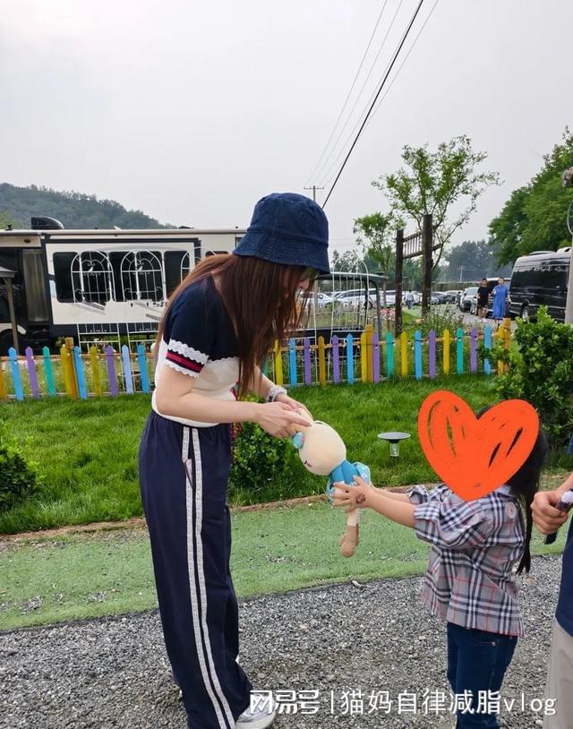 明星团建过六一！贾乃亮和李小璐为甜馨合体，章子怡和佟丽娅也在_明星团建过六一！贾乃亮和李小璐为甜馨合体，章子怡和佟丽娅也在_