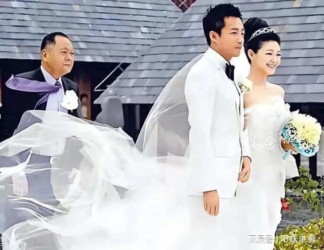 小S到现在都不愿承认，大S跟汪小菲离婚后，S家才开始走向下坡路__小S到现在都不愿承认，大S跟汪小菲离婚后，S家才开始走向下坡路