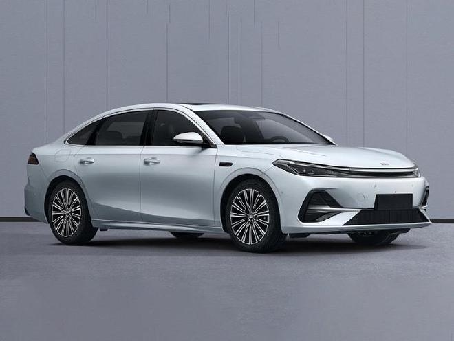 2845mm轴距亏电油耗2L级 吉利银河A7 EM-i官图发布