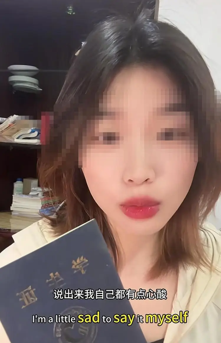 _高校回应教室内不雅视频泄露_父亲陪女摆摊遭围殴