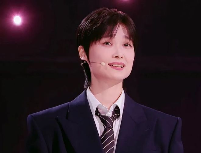 41岁李宇春打破沉默：背靠大佬、嫁法国老头、瘫痪潦倒，都是假的__41岁李宇春打破沉默：背靠大佬、嫁法国老头、瘫痪潦倒，都是假的