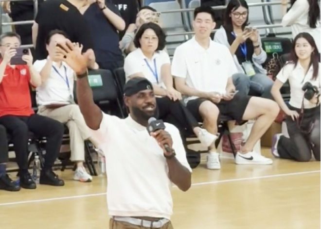 _詹姆斯招库里_詹姆斯去库里家打游戏