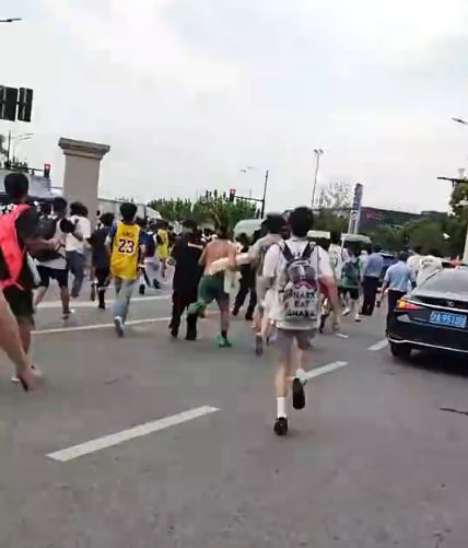 詹姆斯招库里__詹姆斯去库里家打游戏
