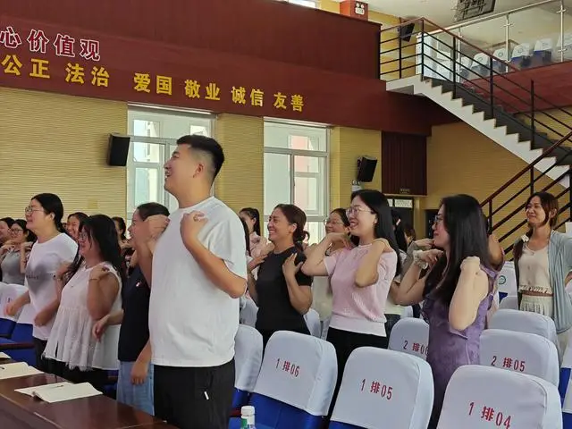 郑州高新区莲花街小学举行“育见自己 焕然心生”专题讲座