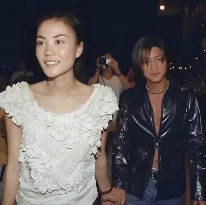 王菲李亚鹏参加活动视频_王菲李亚鹏尬舞_