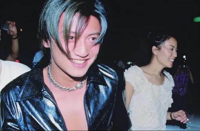 王菲李亚鹏尬舞_王菲李亚鹏参加活动视频_