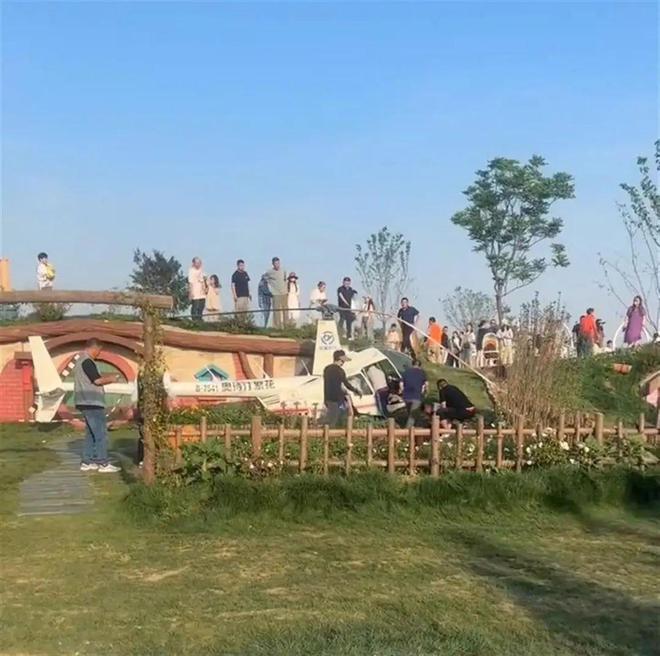 旅游胜地冰湖里惊现人腿？男子冒险施救，真相引发众怒！__旅游胜地冰湖里惊现人腿？男子冒险施救，真相引发众怒！