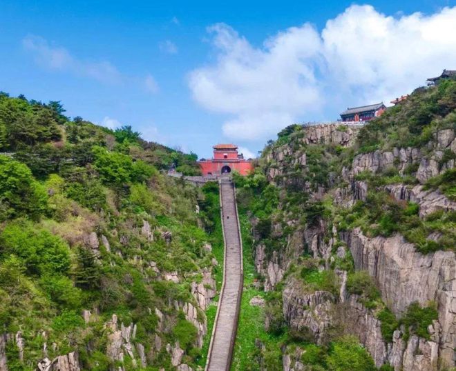 反向爬山__五一适合去哪里旅游