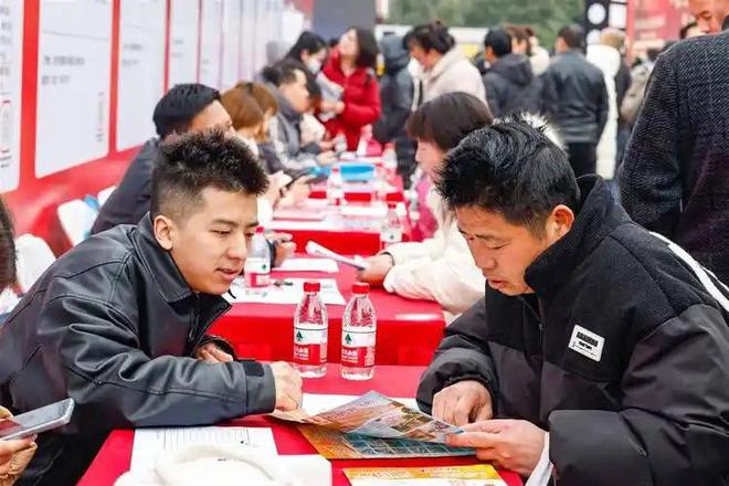 不招人，一些企业却挤进校招会，这背后到底是因为什么
