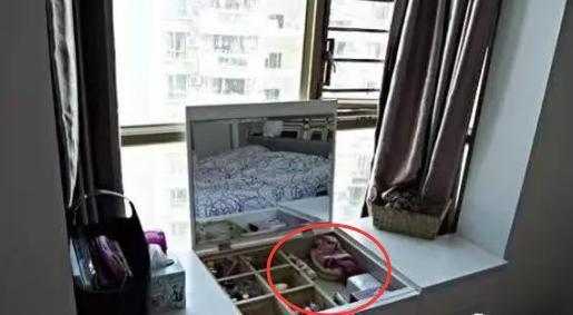 _邻居违规窗改门怎么举报_邻居敲飘窗可以起诉