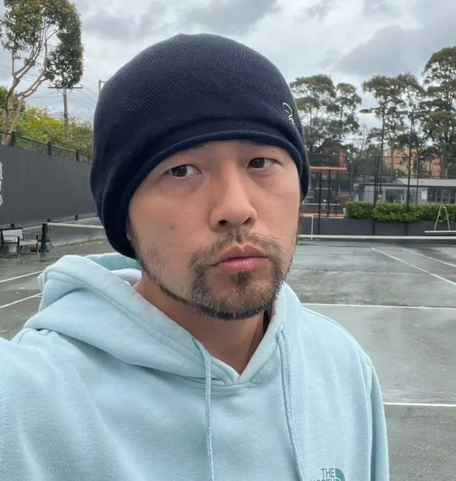 周杰伦日本游玩变化大，胡须变白眼袋明显，强直性脊柱炎疑似加重