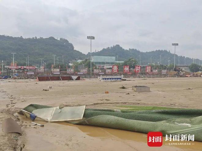 _贵州洪水事件真相_贵州洪水冲垮房屋的视频