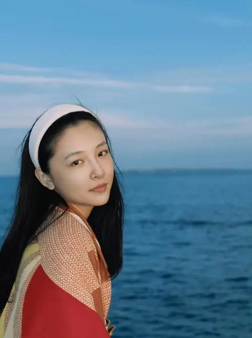 32岁吴倩带娃被偶遇，俏皮打扮没妈味，离婚后变回少女__32岁吴倩带娃被偶遇，俏皮打扮没妈味，离婚后变回少女