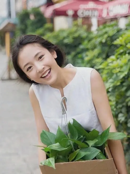 _32岁吴倩带娃被偶遇，俏皮打扮没妈味，离婚后变回少女_32岁吴倩带娃被偶遇，俏皮打扮没妈味，离婚后变回少女