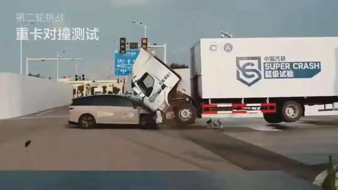 乘龙重卡对撞“四轮弹起”，理想i8更硬？这次三方都赢了_乘龙重卡对撞“四轮弹起”，理想i8更硬？这次三方都赢了_