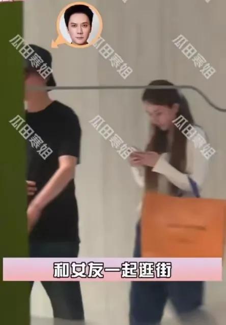 _冯绍峰带女友购物，对方缩脖耸肩体态被嘲，疑似小19岁女星周麟嘉_冯绍峰带女友购物，对方缩脖耸肩体态被嘲，疑似小19岁女星周麟嘉