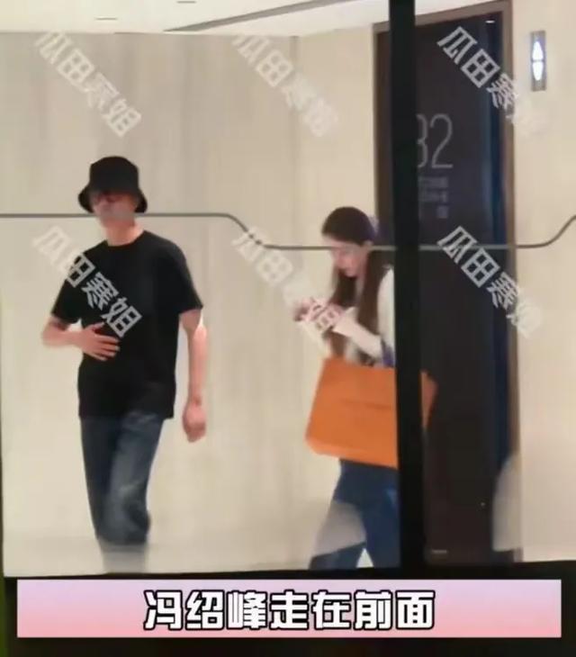 冯绍峰带女友购物，对方缩脖耸肩体态被嘲，疑似小19岁女星周麟嘉_冯绍峰带女友购物，对方缩脖耸肩体态被嘲，疑似小19岁女星周麟嘉_