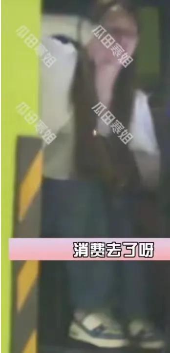 冯绍峰带女友购物，对方缩脖耸肩体态被嘲，疑似小19岁女星周麟嘉_冯绍峰带女友购物，对方缩脖耸肩体态被嘲，疑似小19岁女星周麟嘉_