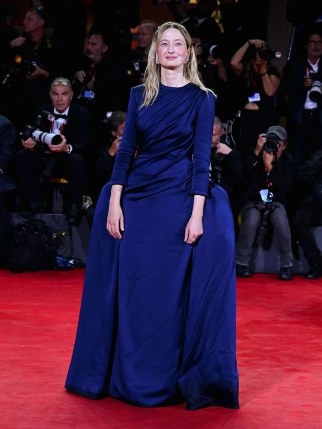 舒淇，Tilda Swinton惊艳威尼斯，这届红毯太养眼了！_舒淇，Tilda Swinton惊艳威尼斯，这届红毯太养眼了！_