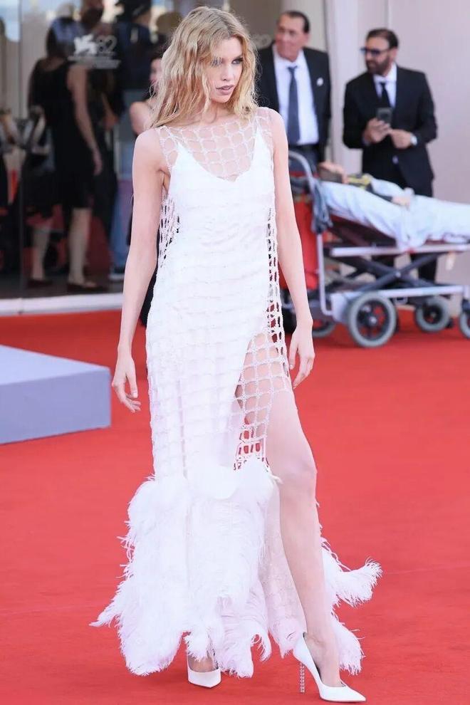 舒淇，Tilda Swinton惊艳威尼斯，这届红毯太养眼了！_舒淇，Tilda Swinton惊艳威尼斯，这届红毯太养眼了！_