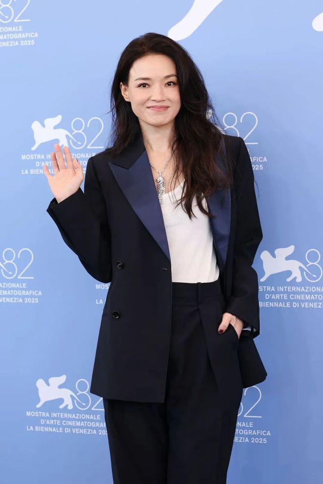 _舒淇，Tilda Swinton惊艳威尼斯，这届红毯太养眼了！_舒淇，Tilda Swinton惊艳威尼斯，这届红毯太养眼了！