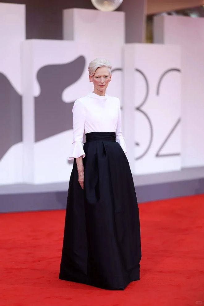 舒淇，Tilda Swinton惊艳威尼斯，这届红毯太养眼了！__舒淇，Tilda Swinton惊艳威尼斯，这届红毯太养眼了！
